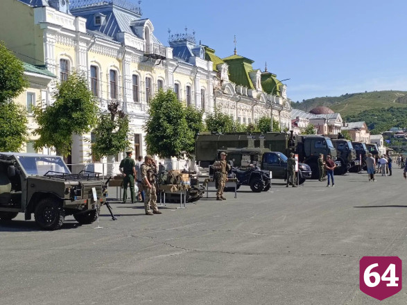 На площади в Вольске открыли выставку военной техники